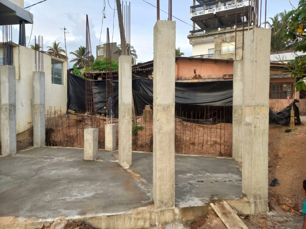 Kulturhus under støbning i fiskerlandsby tæt på Weligama Sri Lanka